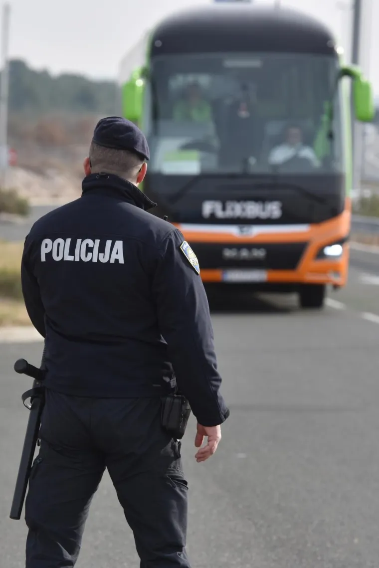 Velika policijska akcija na autocesti Zagreb-Split! Na terenu hrpa policajaca i psi