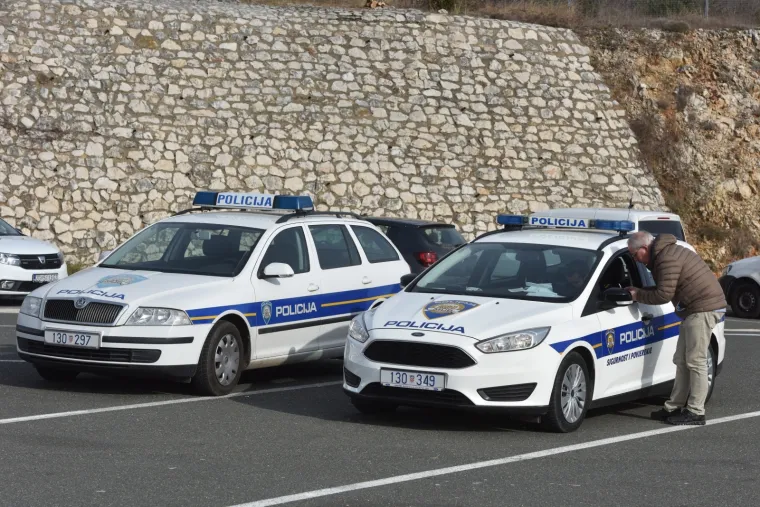Velika policijska akcija na autocesti Zagreb-Split! Na terenu hrpa policajaca i psi