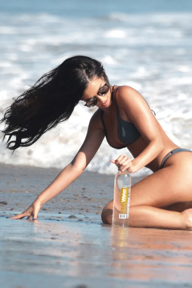 IZAZOVNE POZE U PLIĆAKU: Manekenka privlačila poglede na snimanju; oskudne krpice jedva su zauzdale njezine bujne obline