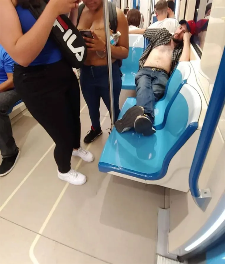 NJIHOVO PONA&Scaron;ANJE U JAVNOM PRIJEVOZU ZGROZILO JE PUTNIKE: Oni im se odlučili osvetiti i sve stavili na internet