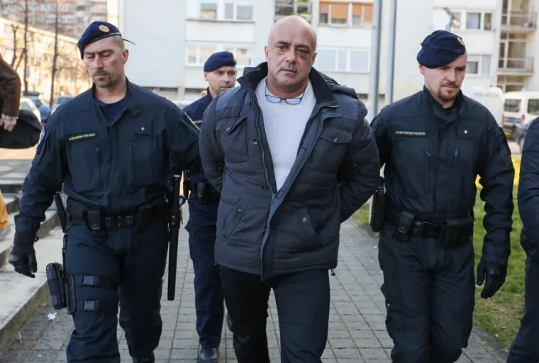 Biv&scaron;i policajac pljuvao i vrijeđao novinare: '&Scaron;to je bando destruktivna? Je*** vam mater!'