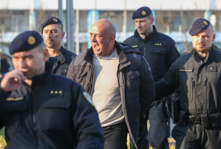 Biv&scaron;i policajac pljuvao i vrijeđao novinare: '&Scaron;to je bando destruktivna? Je*** vam mater!'