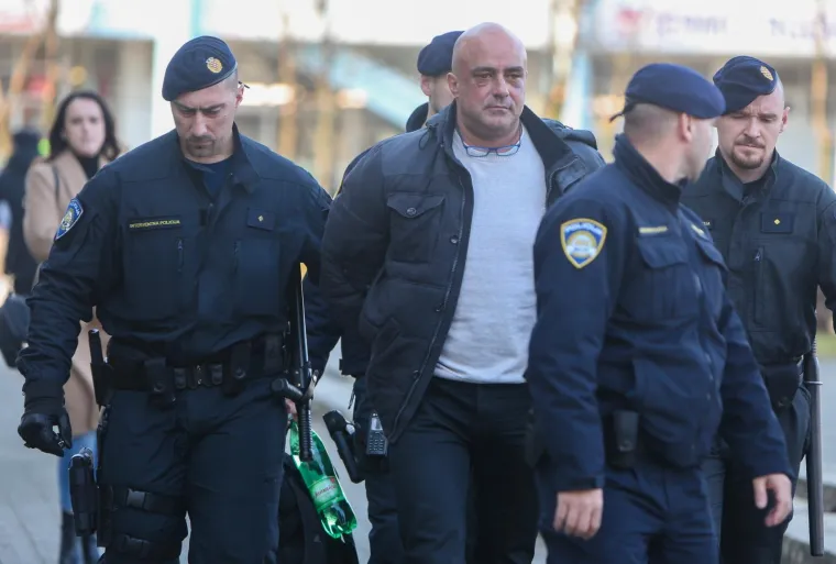 Biv&scaron;i policajac pljuvao i vrijeđao novinare: '&Scaron;to je bando destruktivna? Je*** vam mater!'