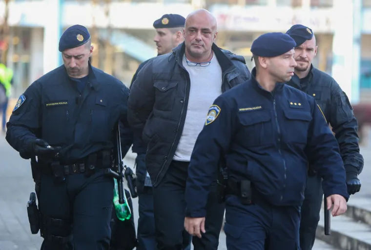 Biv&scaron;i policajac pljuvao i vrijeđao novinare: '&Scaron;to je bando destruktivna? Je*** vam mater!'