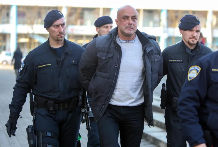 Biv&scaron;i policajac pljuvao i vrijeđao novinare: '&Scaron;to je bando destruktivna? Je*** vam mater!'