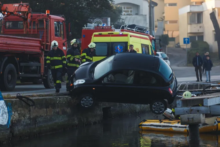 Vi&scaron;e sreće nego pameti: Pogledajte kako auto u Zadru 'visi' iznad mora