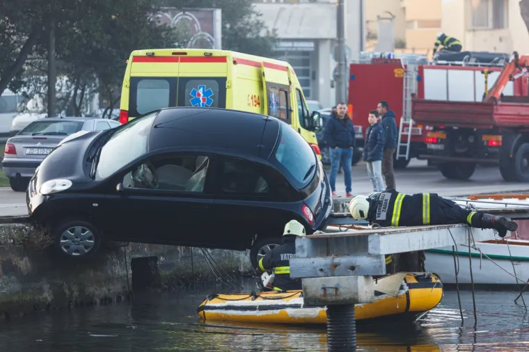 Vi&scaron;e sreće nego pameti: Pogledajte kako auto u Zadru 'visi' iznad mora