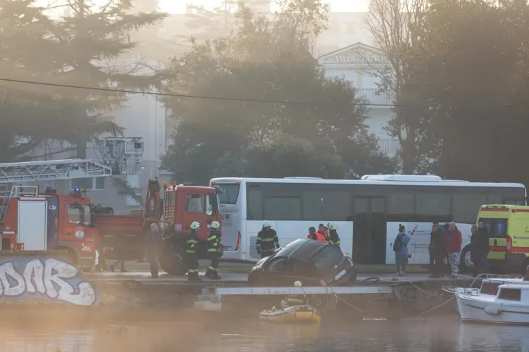 Vi&scaron;e sreće nego pameti: Pogledajte kako auto u Zadru 'visi' iznad mora
