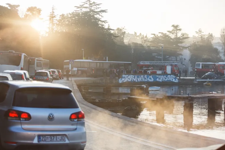 Vi&scaron;e sreće nego pameti: Pogledajte kako auto u Zadru 'visi' iznad mora