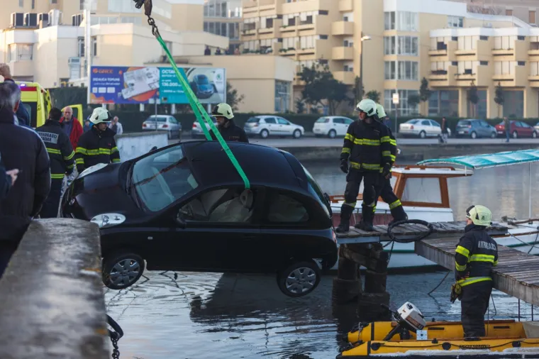 Vi&scaron;e sreće nego pameti: Pogledajte kako auto u Zadru 'visi' iznad mora