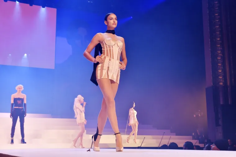 ULTRAKRATKA MINICA I VRTOGLAVE POTPETICE: Irina Shayk u oskudnoj kombinaciji pokazala ubojite noge