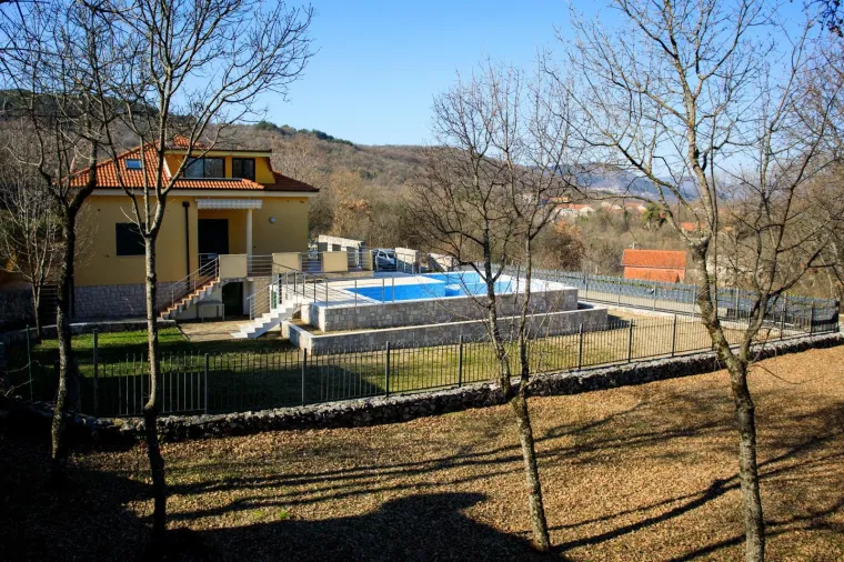 Kujundžić upisao da vrijedi 650.000 kuna! Ovo je ministrova kuća s bazenom kraj Imotskog