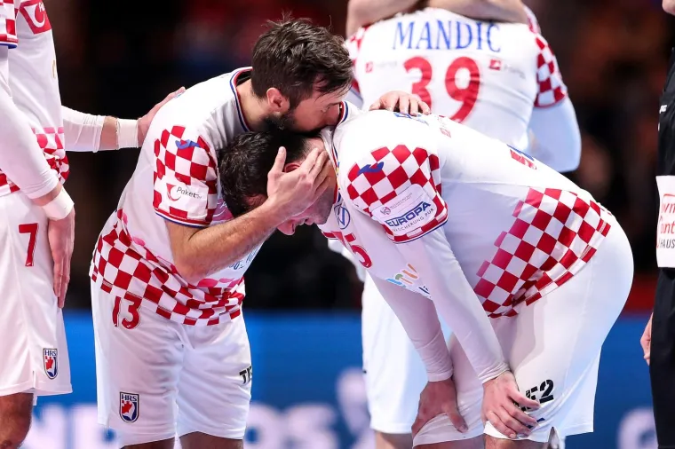 [FOTO] NIKAD OVAKO EMOTIVNO NAŠI RUKOMETAŠI NISU SLAVILI: Prizori iza kulise ostavit će vas bez teksta