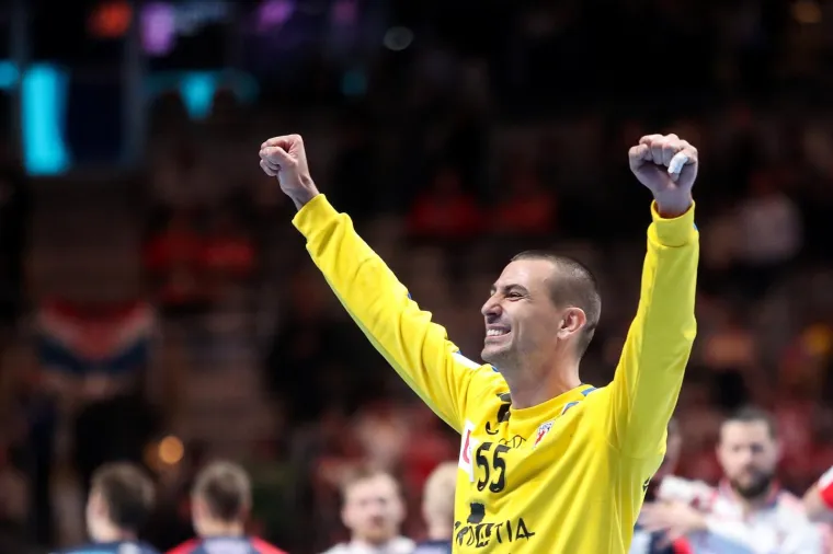 [FOTO] NIKAD OVAKO EMOTIVNO NA&Scaron;I RUKOMETA&Scaron;I NISU SLAVILI: Prizori iza kulise ostavit će vas bez teksta