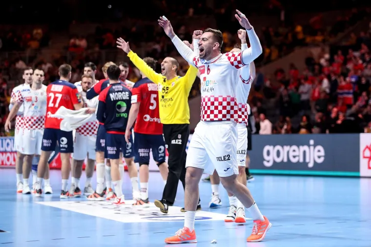 [FOTO] NIKAD OVAKO EMOTIVNO NA&Scaron;I RUKOMETA&Scaron;I NISU SLAVILI: Prizori iza kulise ostavit će vas bez teksta