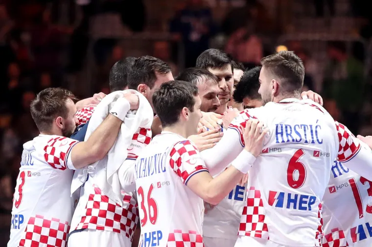 [FOTO] NIKAD OVAKO EMOTIVNO NA&Scaron;I RUKOMETA&Scaron;I NISU SLAVILI: Prizori iza kulise ostavit će vas bez teksta