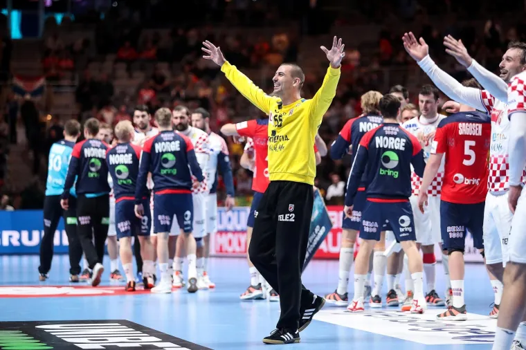 [FOTO] NIKAD OVAKO EMOTIVNO NA&Scaron;I RUKOMETA&Scaron;I NISU SLAVILI: Prizori iza kulise ostavit će vas bez teksta