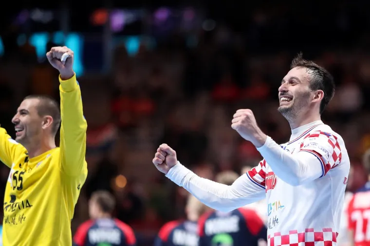 [FOTO] NIKAD OVAKO EMOTIVNO NA&Scaron;I RUKOMETA&Scaron;I NISU SLAVILI: Prizori iza kulise ostavit će vas bez teksta