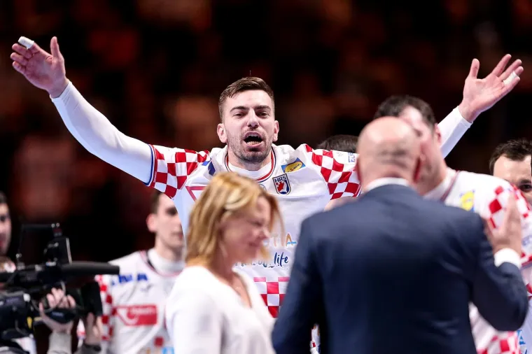 [FOTO] NIKAD OVAKO EMOTIVNO NA&Scaron;I RUKOMETA&Scaron;I NISU SLAVILI: Prizori iza kulise ostavit će vas bez teksta