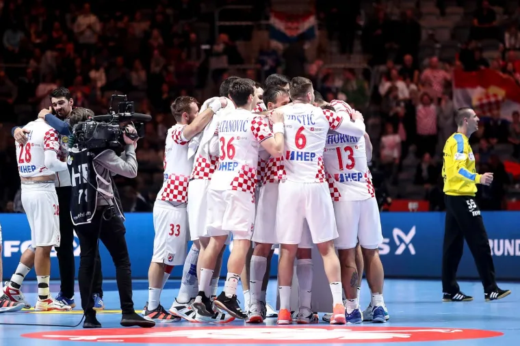 [FOTO] NIKAD OVAKO EMOTIVNO NA&Scaron;I RUKOMETA&Scaron;I NISU SLAVILI: Prizori iza kulise ostavit će vas bez teksta