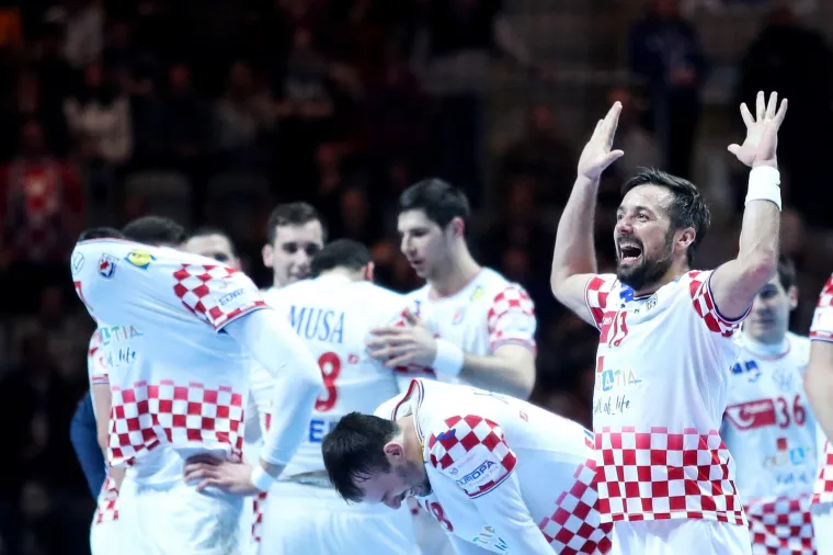 [FOTO] NIKAD OVAKO EMOTIVNO NA&Scaron;I RUKOMETA&Scaron;I NISU SLAVILI: Prizori iza kulise ostavit će vas bez teksta