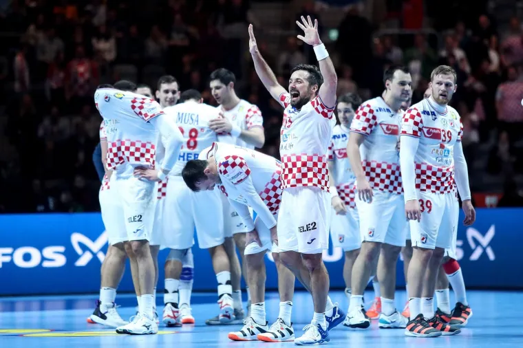 [FOTO] NIKAD OVAKO EMOTIVNO NA&Scaron;I RUKOMETA&Scaron;I NISU SLAVILI: Prizori iza kulise ostavit će vas bez teksta