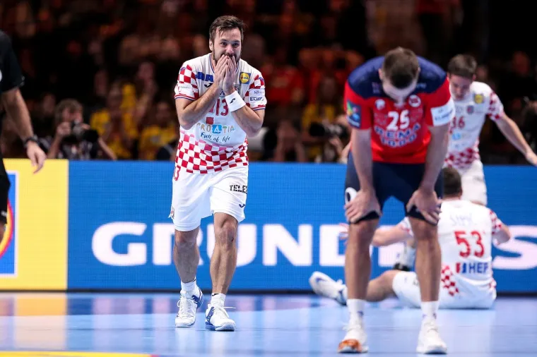 [FOTO] NIKAD OVAKO EMOTIVNO NA&Scaron;I RUKOMETA&Scaron;I NISU SLAVILI: Prizori iza kulise ostavit će vas bez teksta