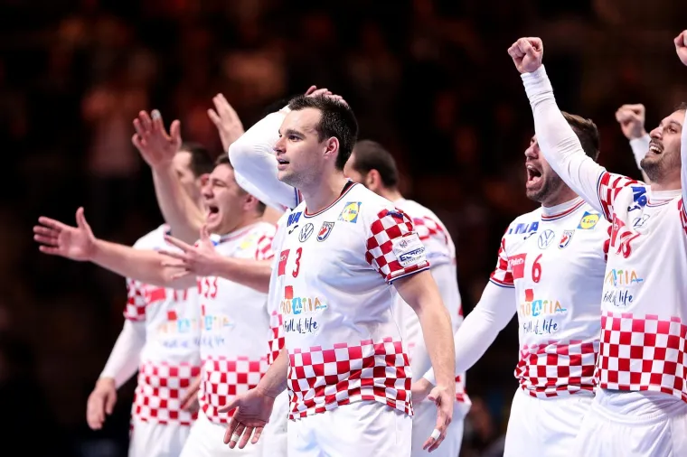 [FOTO] NIKAD OVAKO EMOTIVNO NA&Scaron;I RUKOMETA&Scaron;I NISU SLAVILI: Prizori iza kulise ostavit će vas bez teksta