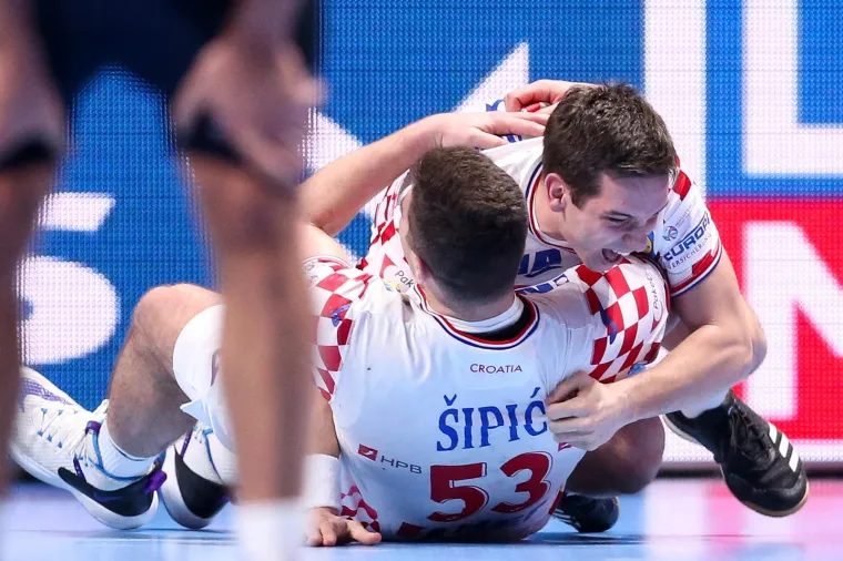 [FOTO] NIKAD OVAKO EMOTIVNO NA&Scaron;I RUKOMETA&Scaron;I NISU SLAVILI: Prizori iza kulise ostavit će vas bez teksta