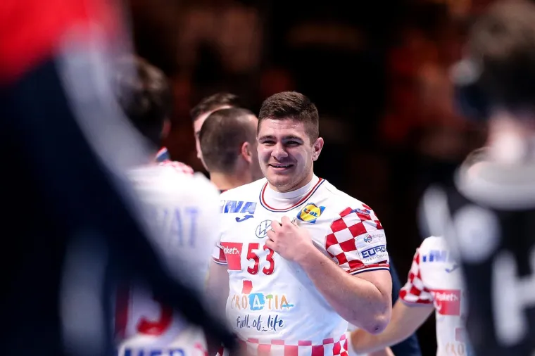 [FOTO] NIKAD OVAKO EMOTIVNO NA&Scaron;I RUKOMETA&Scaron;I NISU SLAVILI: Prizori iza kulise ostavit će vas bez teksta