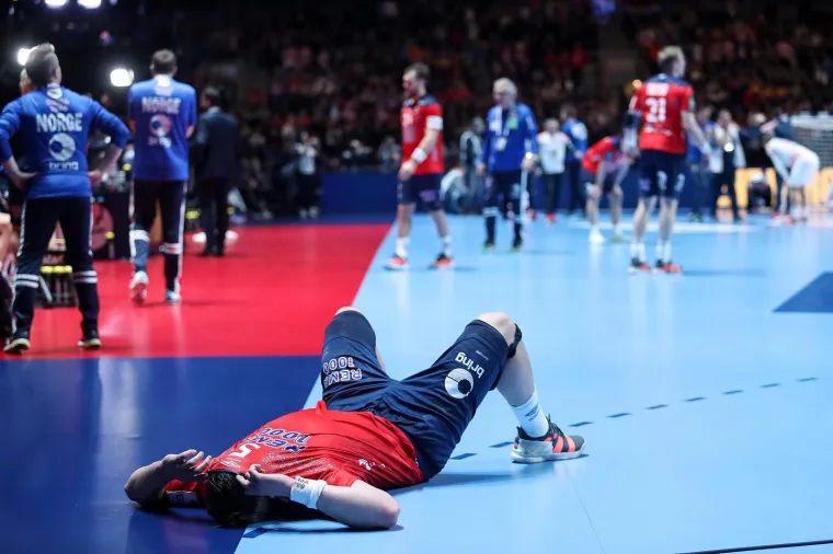 [FOTO] NIKAD OVAKO EMOTIVNO NA&Scaron;I RUKOMETA&Scaron;I NISU SLAVILI: Prizori iza kulise ostavit će vas bez teksta