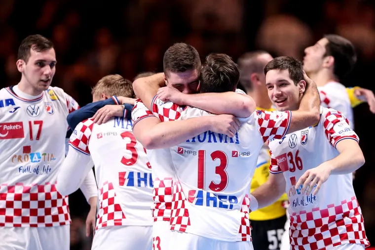 [FOTO] NIKAD OVAKO EMOTIVNO NA&Scaron;I RUKOMETA&Scaron;I NISU SLAVILI: Prizori iza kulise ostavit će vas bez teksta