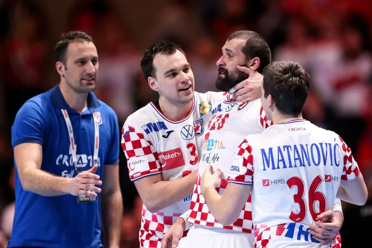 [FOTO] NIKAD OVAKO EMOTIVNO NA&Scaron;I RUKOMETA&Scaron;I NISU SLAVILI: Prizori iza kulise ostavit će vas bez teksta