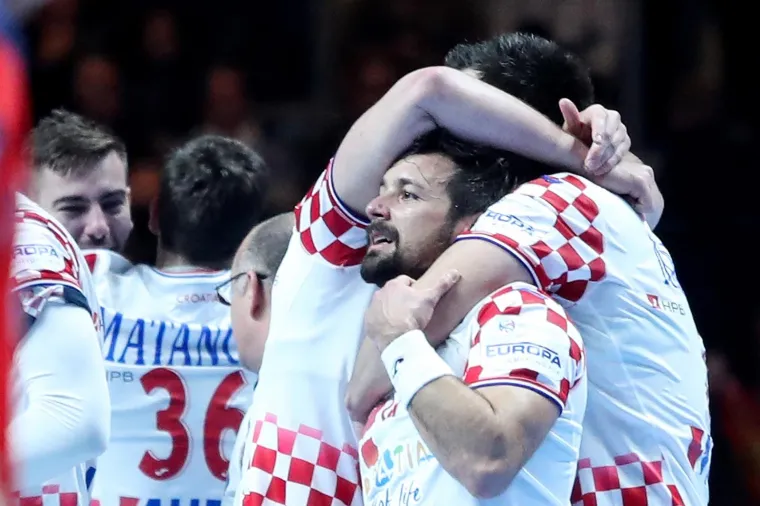 [FOTO] NIKAD OVAKO EMOTIVNO NA&Scaron;I RUKOMETA&Scaron;I NISU SLAVILI: Prizori iza kulise ostavit će vas bez teksta