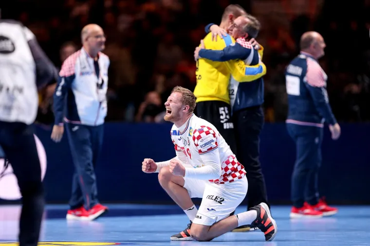 [FOTO] NIKAD OVAKO EMOTIVNO NA&Scaron;I RUKOMETA&Scaron;I NISU SLAVILI: Prizori iza kulise ostavit će vas bez teksta