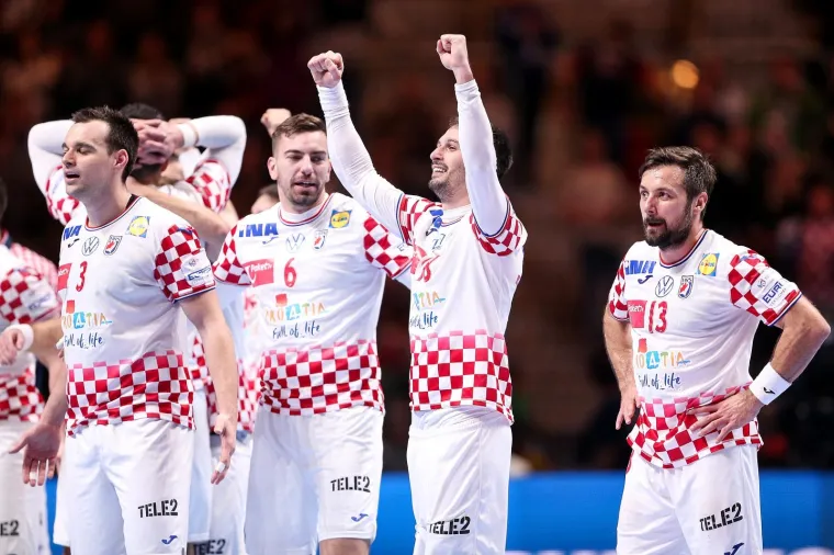 [FOTO] NIKAD OVAKO EMOTIVNO NA&Scaron;I RUKOMETA&Scaron;I NISU SLAVILI: Prizori iza kulise ostavit će vas bez teksta