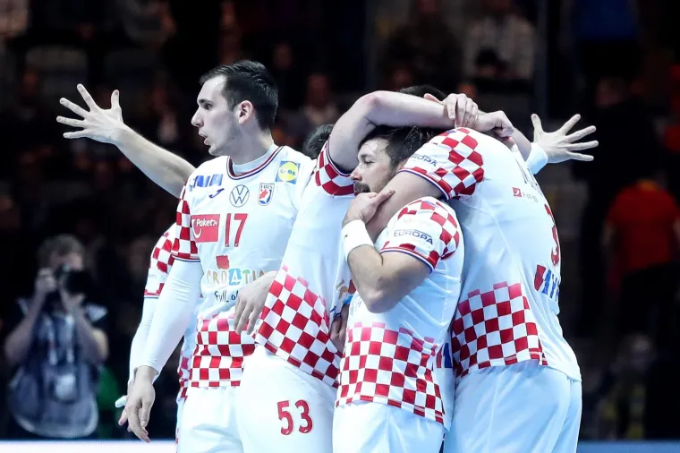 [FOTO] NIKAD OVAKO EMOTIVNO NA&Scaron;I RUKOMETA&Scaron;I NISU SLAVILI: Prizori iza kulise ostavit će vas bez teksta