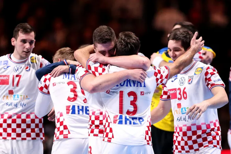 [FOTO] NIKAD OVAKO EMOTIVNO NA&Scaron;I RUKOMETA&Scaron;I NISU SLAVILI: Prizori iza kulise ostavit će vas bez teksta