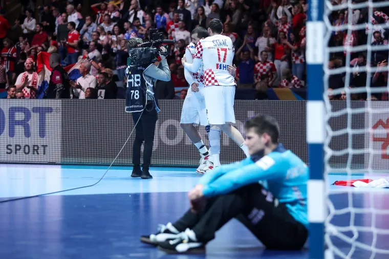 [FOTO] NIKAD OVAKO EMOTIVNO NA&Scaron;I RUKOMETA&Scaron;I NISU SLAVILI: Prizori iza kulise ostavit će vas bez teksta