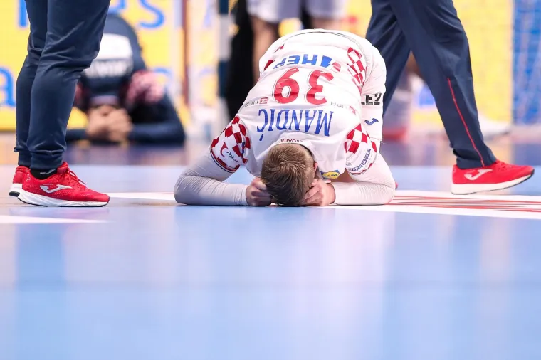 [FOTO] NIKAD OVAKO EMOTIVNO NA&Scaron;I RUKOMETA&Scaron;I NISU SLAVILI: Prizori iza kulise ostavit će vas bez teksta