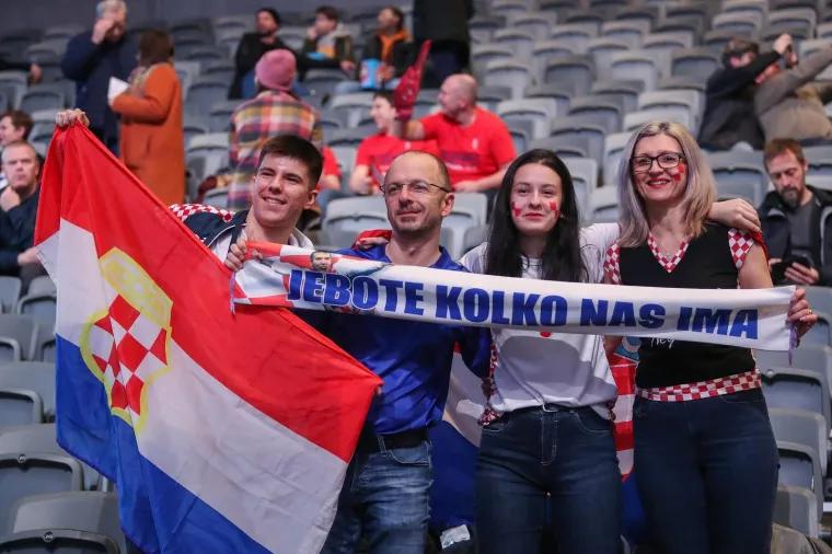 HRVATI OKUPIRALI TRIBINE: Navijači stigli sa svih strana svijeta, pogledajte kakav je transparent  dočekao Karačića i Marića