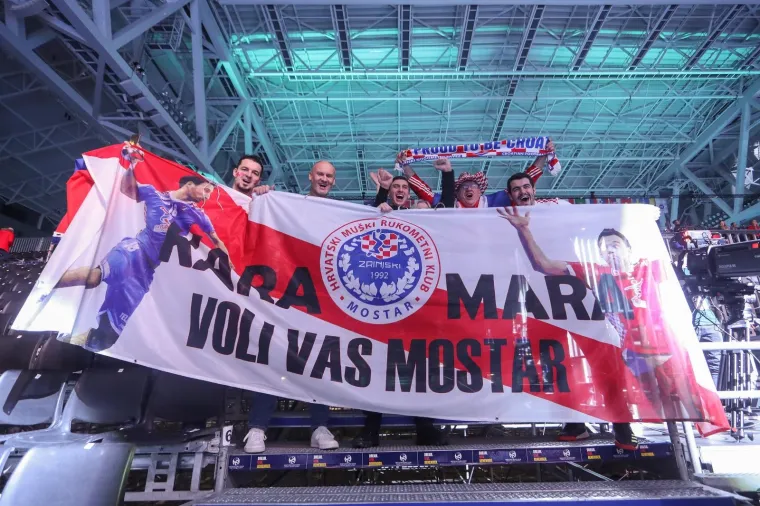 HRVATI OKUPIRALI TRIBINE: Navijači stigli sa svih strana svijeta, pogledajte kakav je transparent  dočekao Karačića i Marića