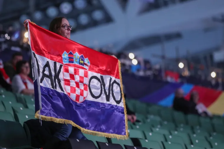 HRVATI OKUPIRALI TRIBINE: Navijači stigli sa svih strana svijeta, pogledajte kakav je transparent  dočekao Karačića i Marića