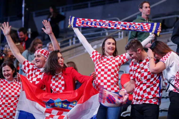 HRVATI OKUPIRALI TRIBINE: Navijači stigli sa svih strana svijeta, pogledajte kakav je transparent  dočekao Karačića i Marića