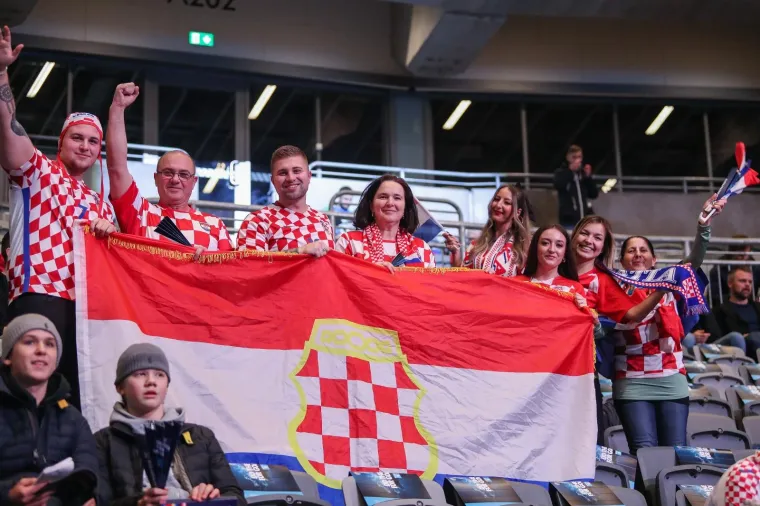 HRVATI OKUPIRALI TRIBINE: Navijači stigli sa svih strana svijeta, pogledajte kakav je transparent  dočekao Karačića i Marića