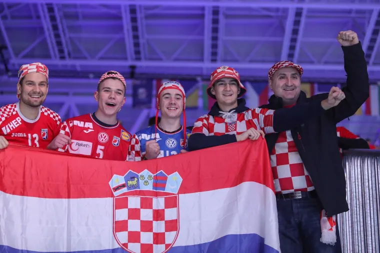 HRVATI OKUPIRALI TRIBINE: Navijači stigli sa svih strana svijeta, pogledajte kakav je transparent  dočekao Karačića i Marića