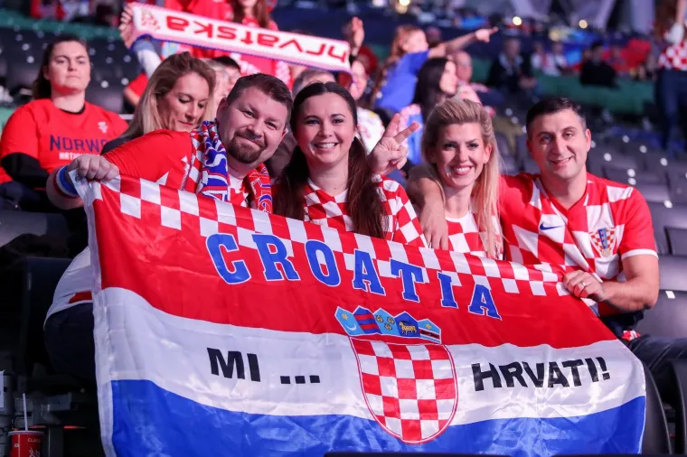 HRVATI OKUPIRALI TRIBINE: Navijači stigli sa svih strana svijeta, pogledajte kakav je transparent  dočekao Karačića i Marića