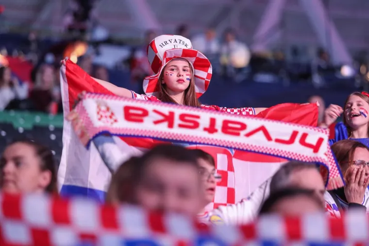 HRVATI OKUPIRALI TRIBINE: Navijači stigli sa svih strana svijeta, pogledajte kakav je transparent  dočekao Karačića i Marića