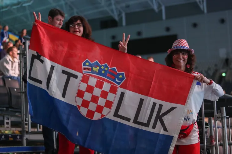 HRVATI OKUPIRALI TRIBINE: Navijači stigli sa svih strana svijeta, pogledajte kakav je transparent  dočekao Karačića i Marića