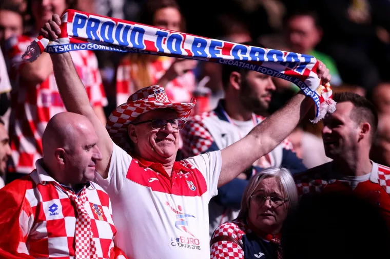 HRVATI OKUPIRALI TRIBINE: Navijači stigli sa svih strana svijeta, pogledajte kakav je transparent  dočekao Karačića i Marića